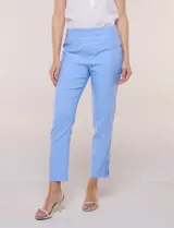 Pantalón ankle de tiro alto color blanco, confeccionado en tejido elástico con pretina ancha tipo pull-on, corte entallado y detalle de encaje calado en las aberturas laterales del ruedo.