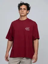 Remera Calvin Klein de corte regular y manga corta, color bordó, con cuello redondo y el monograma de la marca bordado en blanco en el pecho.