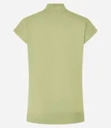 Blusa verde de punto texturizado, con cuello alto acanalado y manga corta amplia.