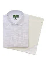 Camisa de manga larga RKF modelo Easy Life, de color blanco con patrón de cuadros sutiles en tonos azulados. Cuenta con cuello italiano, cierre frontal de botones, bolsillo en el pecho con el logo bordado de la marca y calce regular.