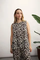Blusa sin mangas con estampado abstracto en blanco y negro.
