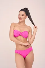 Conjunto de bikini amarillo con corpiño de triángulo con tirantes finos y bombacha vedetina.