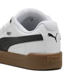 Championes urbanos Puma modelo Park Lifestyle, color blanco con la icónica franja lateral en negro y suela de goma color caramelo. Presentan un diseño de corte bajo con cordones gruesos y perforaciones laterales para mayor ventilación.
