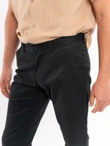 Pantalon chino de corte regular y tiro medio, con cierre de boton y cremallera, bolsillos laterales y traseros, y terminacion recta.