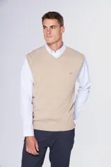Chaleco tejido de hilo de algodón en color azul marino, con cuello en V y diseño clásico.