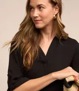 Vestido corto negro de viscosa con cuello solapa y mangas 3/4.