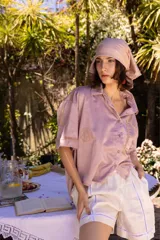 Short de tiro medio color crema, confeccionado en mezcla de lino y algodón, con cintura elastizada y detalles de pespunte en color azul en los bordes.