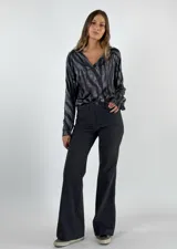 Pantalón acampanado negro de tiro alto.