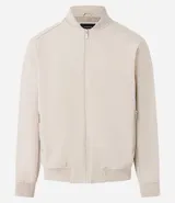 Campera negra de poliéster con cuello mediano, cierre por cremallera, manga larga con ajustes y bolsillos. Cuenta con tecnología repelente al agua.