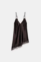 Top lencero de tejido satinado color marrón oscuro, con escote en V y tirantes finos ajustables. El bajo es asimétrico y está adornado con encaje a tono.