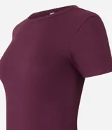 Blusa básica de manga corta y cuello redondo, confeccionada en viscosa texturizada de canalé con elastano y detalle de terminación ondulada en el bajo.