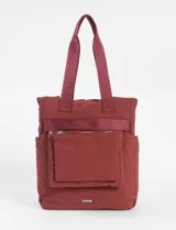 Mochila de poliéster color bordó, con diseño acolchado, bolsillo frontal removible con cierre y correas de hombro reforzadas.