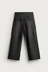 Pantalón cargo de corte relaxed fit, color negro con efecto lavado y estampado de salpicaduras blancas. Cuenta con bolsillos laterales con solapa en las perneras, pinzas en las rodillas y cierre frontal con botón y cremallera.