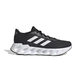 Championes de running Adidas Switch Run, color negro con las tres tiras blancas y suela blanca con detalles ondulados.