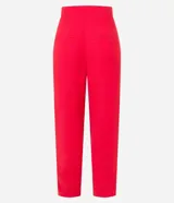 Pantalón zanahoria de tiro alto color rojo, con cierre tradicional, pliegues y botón en el bajo.