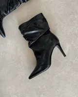 Botín de cuero vacuno negro con taco aguja de 9cm y caña arrugada.