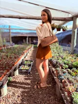 Cartera baguette de cuero color marrón con forro interno de tela.