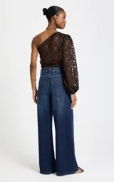 Jean wide leg de tiro alto en color azul oscuro, con bolsillos funcionales delanteros y traseros, presillas para cinturón y cierre frontal con cremallera y botón.