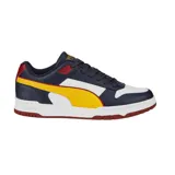 Championes Puma modelo RBD Game Low, con diseño de inspiración retro. Presentan una combinación de colores azul marino, blanco, amarillo y rojo, con el logo característico de la marca en el lateral y suela de goma.