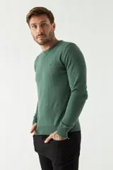 Sweater de punto para hombre con escote redondo, mangas largas y logo bordado en el pecho. Presenta un diseño clásico de calce regular.