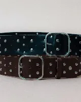 Faja ancha de cuero color marrón oscuro, con diseño tachonado en toda su superficie y hebilla metálica cuadrada de gran tamaño.