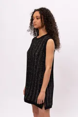 Vestido negro de tejido de punto con hilos plateados, corte recto y sin mangas.