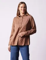 Camisa color marrón de lyocell marca Cyrus, con cuello con solapa, abertura central con botones, bolsillos delanteros y mangas largas regulables con presilla y botón.