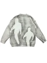 Buzo de punto color gris claro con diseño estampado de siluetas humanas en color blanco. Presenta cuello redondo, mangas largas y un ajuste regular.
