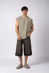 Musculosa oversize de tejido de lino con textura marcada, corte suelto, cuello redondo y terminaciones deshilachadas en las sisas.