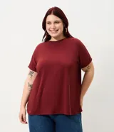 Blusa de ribana color marrón, con cuello redondo, mangas cortas y diseño holgado.