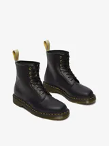 Botas Dr. Martens modelo 1460, de 8 ojetes, color negro, fabricadas con material sintético vegano Felix Rub Off.