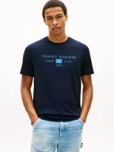 Remera de punto azul marino de manga corta y cuello redondo, confeccionada en puro algodón. Presenta un logo gráfico estampado en el pecho con las inscripciones "Tommy Hilfiger American Classics Est. 1985".