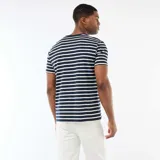 Camiseta de manga corta con diseño de rayas horizontales en azul marino y blanco, cuello redondo y corte estándar.
