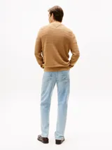 Sweater de Tommy Hilfiger color beige con rayas horizontales texturizadas, cuello redondo, puños y bajo de punto canalé, logo bordado en el pecho.