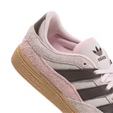 Championes Adidas Handball Spezial de gamuza en tonos lila y rosa, con las icónicas tres tiras laterales en color marrón oscuro y suela de goma color caramelo.