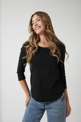 Remera básica de algodón marca Ruby Rd, con cuello redondo y mangas tres cuartos.