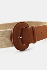 Cinturón ancho de rafia color beige con hebilla forrada en símil gamuza color marrón.