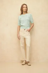 Top tramado color crudo, de manga corta, cuello redondo y elástico en la cintura y mangas.