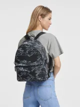 Mochila Longchamp Le Pliage de denim azul con estampado de caballos blancos.