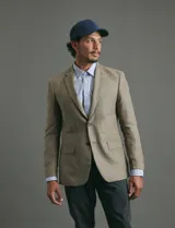 Saco sport de gamuza ecológica, con cierre de dos botones frontales, solapas clásicas y bolsillos laterales con solapa.