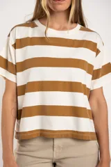 Remera oversize de algodón lavado con diseño de rayas horizontales en color camel y blanco, de manga corta y cuello redondo.