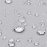 Campera blanca con capucha, cierre frontal completo y logo Under Armour en el pecho.