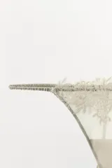 Tanga de tiro medio con cintura elástica y detalle de aplicación de encaje floral a tono en la parte frontal.