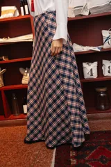 Pollera larga de corte evasé con estampado de cuadros escoceses en tonos azul, rojo y blanco.