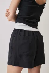 Short negro de tiro medio, confeccionado en lino, con diseño holgado y cierre clásico.