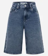 Bermuda jorts de jeans azul, corte ancho y largo por debajo de la rodilla, tiro medio con trabillas para cinturón y bolsillos traseros.