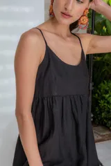 Vestido largo tipo solera con breteles finos, diseño de rayas horizontales en tonos azul y blanco, confeccionado en tejido ligero.