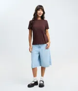 Remera básica de cuello redondo y manga corta con detalle de dobladillo, confeccionada en algodón suave.