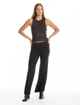 Pantalón palazzo de tiro alto confeccionado en tejido con acabado brillante tipo lurex, con pretina ancha elastizada y corte amplio.