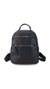 Mochila urbana color beige de símil cuero, con dos bolsillos frontales, bolsillo principal de gran capacidad con dos bolsillos internos con cierre y uno abierto, bolsillos laterales abiertos, asa de mano y correas regulables en galón.